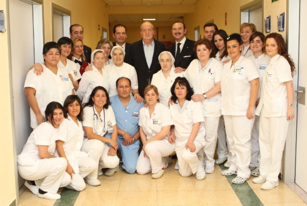 Su Majestad el Rey con el personal de la Clínica La Milagrosa que le ha atendido